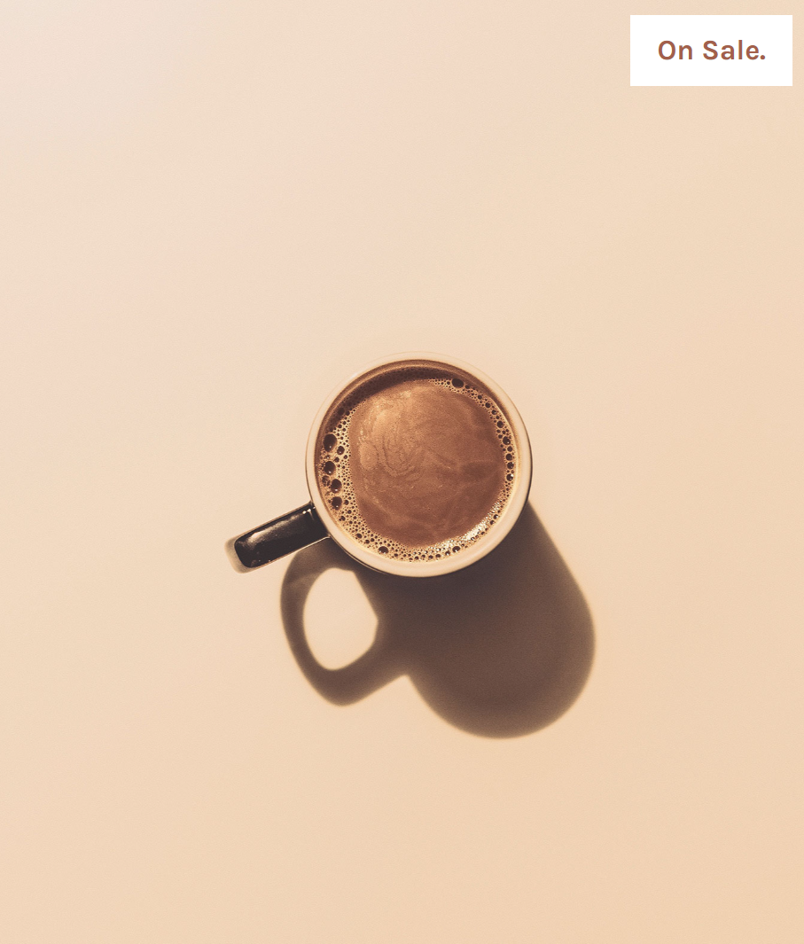 マグカップ茶　肌色背景